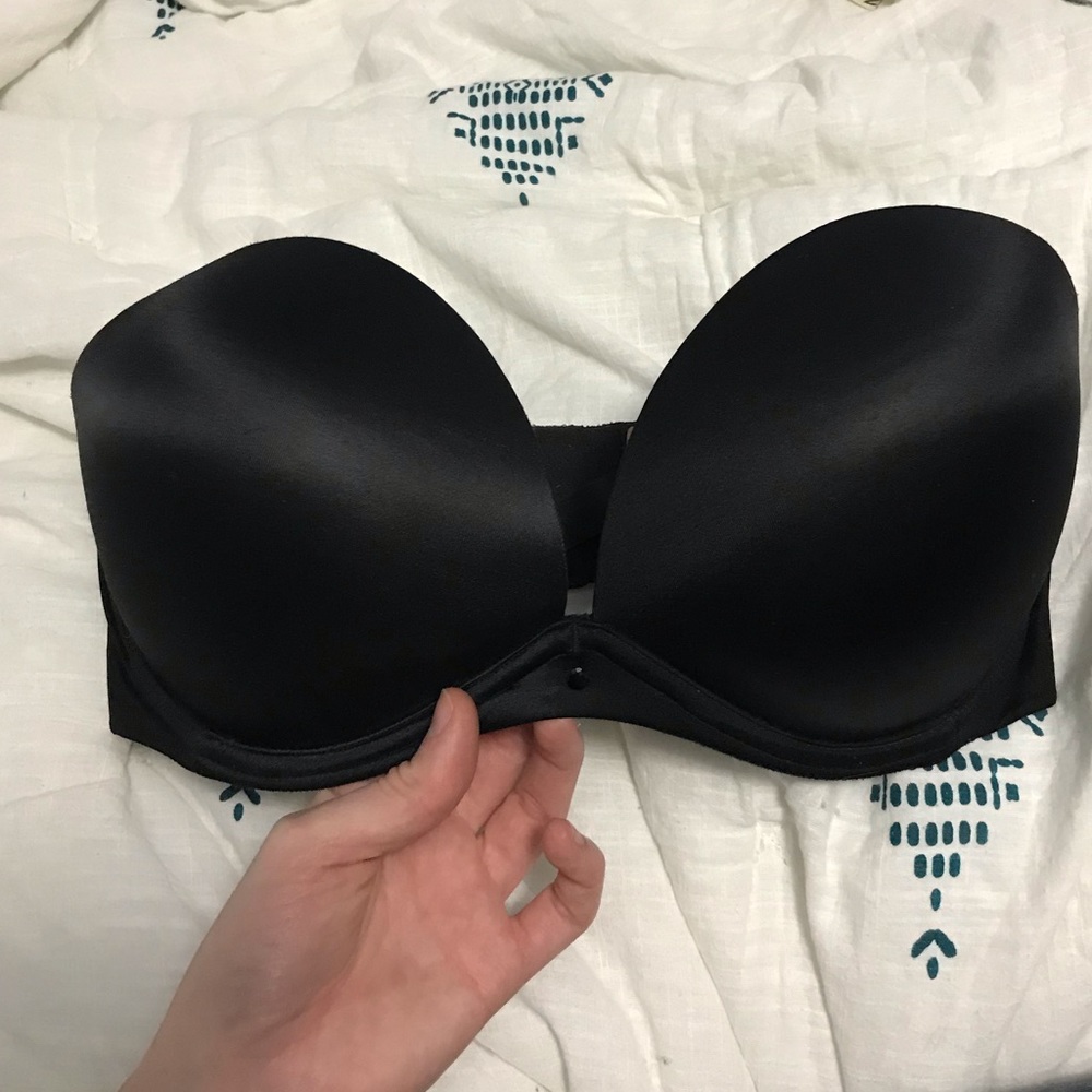 34DD Black Strapless Victoria’s Secret bra! ❤️